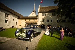 hochzeitsfoto2011-claudiamarcel-0903-160214_preview Die wohl beliebteste Lokalität für Heiraten ist das Ritterhaus Bubikon., Im Ritterhaus können sowohl zivile wie kirchliche Hochzeiten gefeiert werden., Im Schloss Greifensee fand 2019 die erste Wedding Emotion statt., Bei Hochzeitspaaren ist auch der Juckerhof in Seegräben beliebt. , Der Ustermer Edi Baumann, der als freier Trauredner wirkt, verzeichnet aktuell eine grosse Zurückhaltung für Hochzeitsfeiern., In der Kirche Seegräben fand im 2020 keine Hochzeit statt., Schon seit Jahrzehnten Anlaufstelle für Hochzeitspaare: das Bubiker Ritterhaus., Im letzten Jahr wichen einige Brautpaare auf die reformierte Kirche Kyburg aus., Zu den beliebten Hochzeitkirchen in der Region gehört auch jene im Städtli Greifensee., Die Lazariterkirche im Dübendorfer Gfenn ist in Coronazeiten wenig für Trauungen nachgefragt worden., In diesem Raum des Klangmaschinenmuseums in Dürnten findet im April die erste Trauung statt. , Ein Bild aus virenfreien Zeiten: eine grosse Festgesellschaften im Hof des Ritterhauses Bubikon.