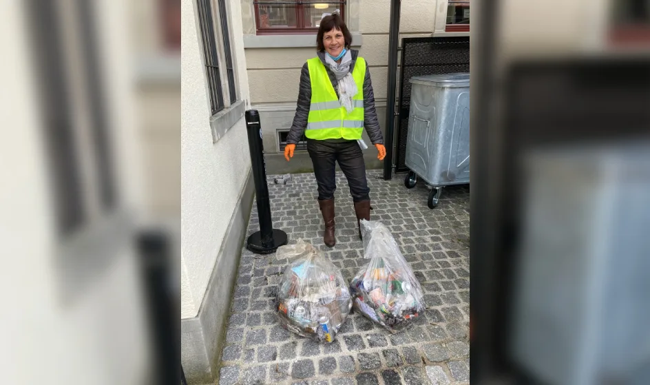 Die Mitarbeiter des Hallenbads Bauma sammeln zurzeit Abfall., In Zweier- und Vierer-Gruppen sind sie unterwegs und da kommt einiges zusammen.