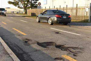 20210217_grossriet_lar1verpix Auf der Greifenseestrasse Richtung Volketswil war bis vor kurzem der stark beschädigte Asphalt deutlich zu sehen., Inzwischen wurde zumindest auf Ustermer Boden das gröbste geflickt., Schwere LKWs setzten der Strassse im Lauf der Jahre zu., Auf Ustermer Gebiet wird im Gegensatz zu Volketswil die Sanierung nicht sofort angepackt.