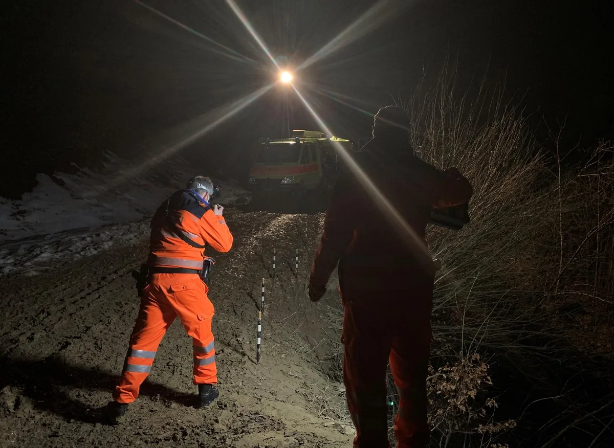 Ein Bild von der Unfallstelle - die Polizei musste den verunfallten Bauern im Dunkeln suchen.