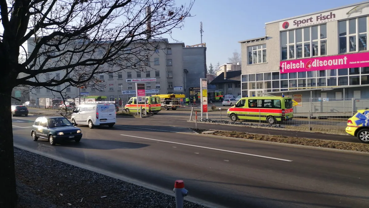 whatsapp_image_2021-03-01_at_08-40-27 In Wetzikon ist es Höhe Hall of Fame zu einem Unfall gekommen., Die Polizei und die Feuerwehr sind vor Ort.