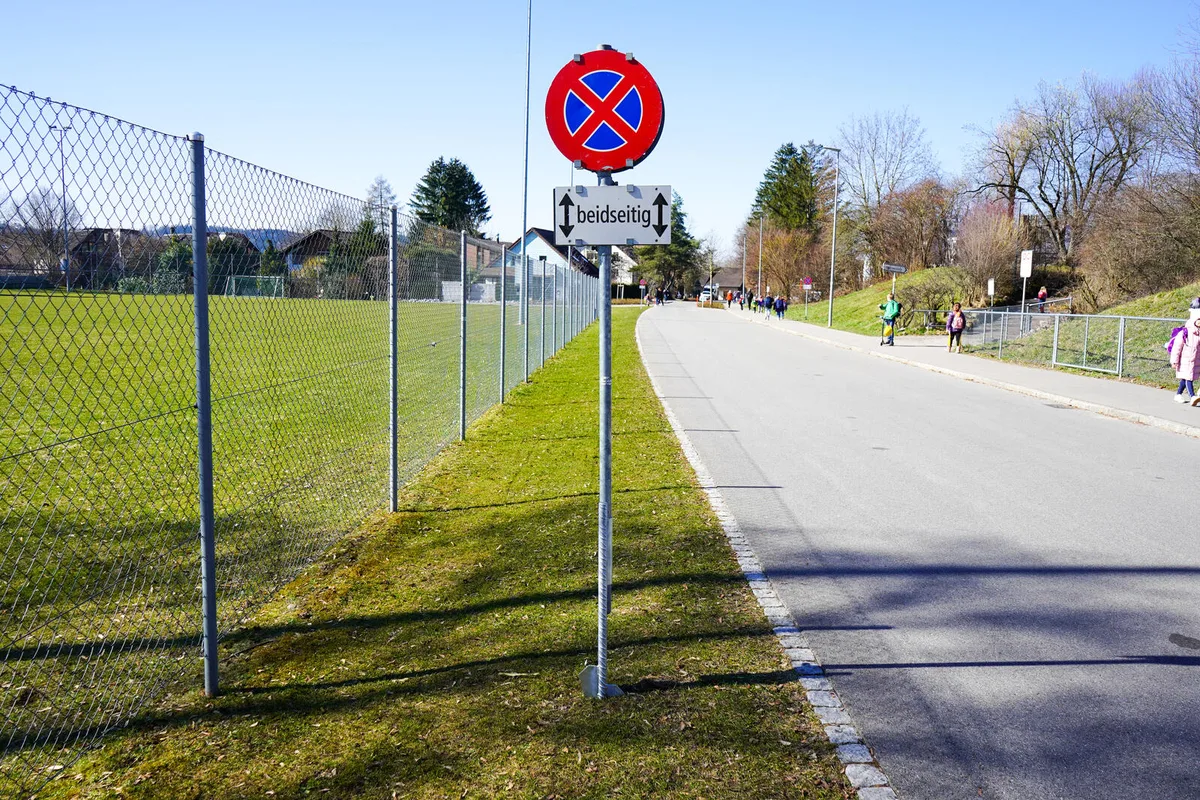 02032021_halteverbot_fehraltorf_tas An der Schulhausstrasse dürfen seit kurzem keine Autos mehr halten. Das hat der Gemeinderat verfügt., Eltern parkierten ihr Auto entlang der Strasse, um auf ihre Kinder zu warten. Das gefährdete die Sicherheit der Schüler.
