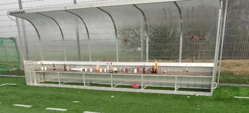 Die Ersatzbank auf dem Kunstrasen in Egg wird am Abend auch mal zur Bar gemacht., Über den liegengebliebenen Müll ärgern sich die Verantwortlichen des FC Egg., Auch am Kiosk toben sich manche Egger aus., Kein Gegenstand zu ausgefallen, um auf dem Kunstrasen platziert zu werden., Gezündetes Feuerwerk am 1. August 2019 sorgte beim FC Egg für rote Köpfe.
