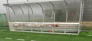 dez_2020_3_1 Die Ersatzbank auf dem Kunstrasen in Egg wird am Abend auch mal zur Bar gemacht., Über den liegengebliebenen Müll ärgern sich die Verantwortlichen des FC Egg., Auch am Kiosk toben sich manche Egger aus., Kein Gegenstand zu ausgefallen, um auf dem Kunstrasen platziert zu werden., Gezündetes Feuerwerk am 1. August 2019 sorgte beim FC Egg für rote Köpfe.