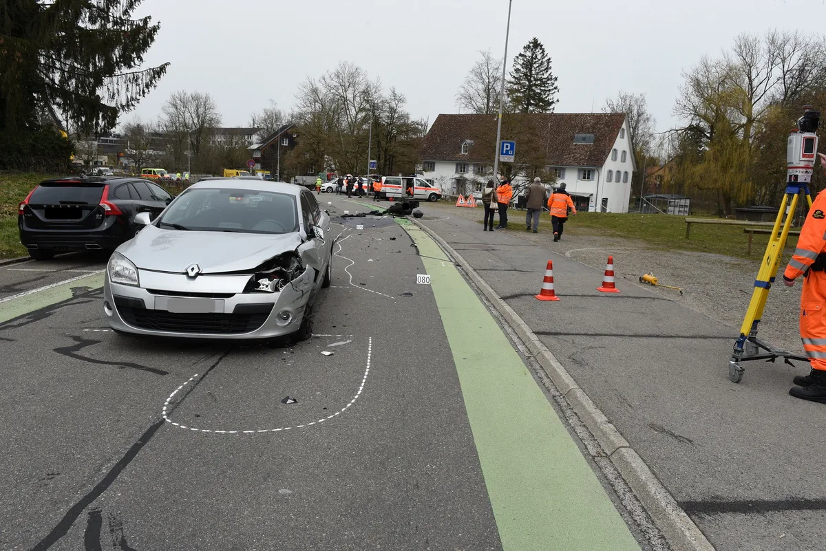 duebendorf Der Motorradfahrer wurde mit Beinverletzungen ins Spital gebracht.