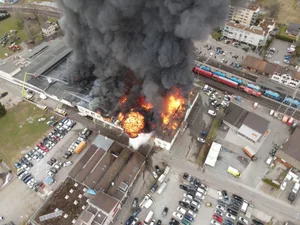 whatsapp_image_2021-03-04_at_09-24-38 Am Mittwochnachmittag zerstörte ein Feuer den Grossteil eines Fabrikgebäudes in Hinwil., Ausbruch war kurz nach 13.45 Uhr. , Die Flammen konnten erst drei Stunden nach der Erstmeldung unter Kontrolle gebracht werden., Der Brand war von weit her zu sehen, die Rauchsäule stieg meterweit in den Himmel empor., Verletzte gibt es nach ersten Erkenntnissen keine., Die Rauchsäule sah man weit über die Gemeindegrenze hinaus, wie zum Beispiel hier in Bäretswil., Der Brand hinterlässt Spuren: Ein Leserreporter aus Hinwil fand Ascheüberresten in seinem Garten., Die Luftaufnahme der Kantonspolizei zeigt das Ausmass des Brandes., Sogar aus dem hinteren Wägital, beim Aufstieg zum Mutteristock, konnte dieser Leserreporter die Rauchsäule beobachten., Ein Leserreporter hat die gewaltige Rauchsäule von Rüti aus fotografiert.