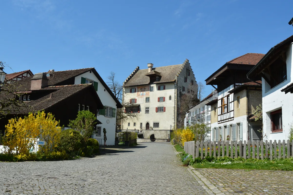 Die Idylle in Greifensee trügt. Anonyme Schreiber versuchen mit frauenfeindlichen Botschaften die Wahl zu beeinflussen., Gemeindepräsidentin Monika Keller (FDP) war einst selber Opfer sexistischer Propaganda.