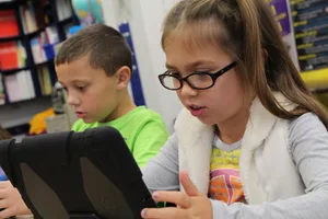 ipad-1126136_1920 Der Lehrplan 21 fordert, dass die Schüler im Umgang mit Medien unterstützt werden.