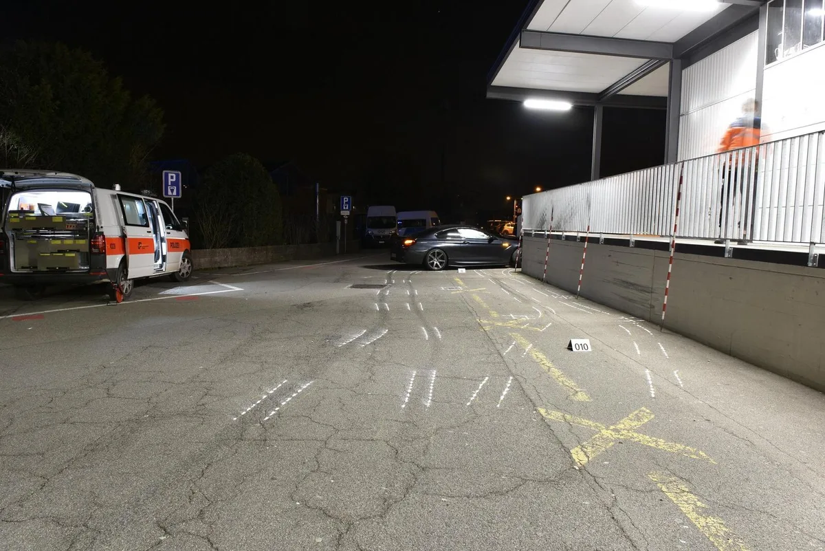 Wie der Junglenker so weit von der Strasse abkam und in die Mauer knallen konnte, will die Polizei jetzt herausfinden.