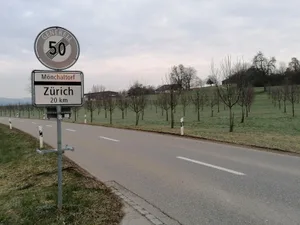 714_moenchaltorferstrasse_ri_moenchi_4 Tempo 50 aufgehoben, jetzt wird Gas gegeben: Auf der Mönchaltorferstrase wird immer wieder zu schnell gefahren.