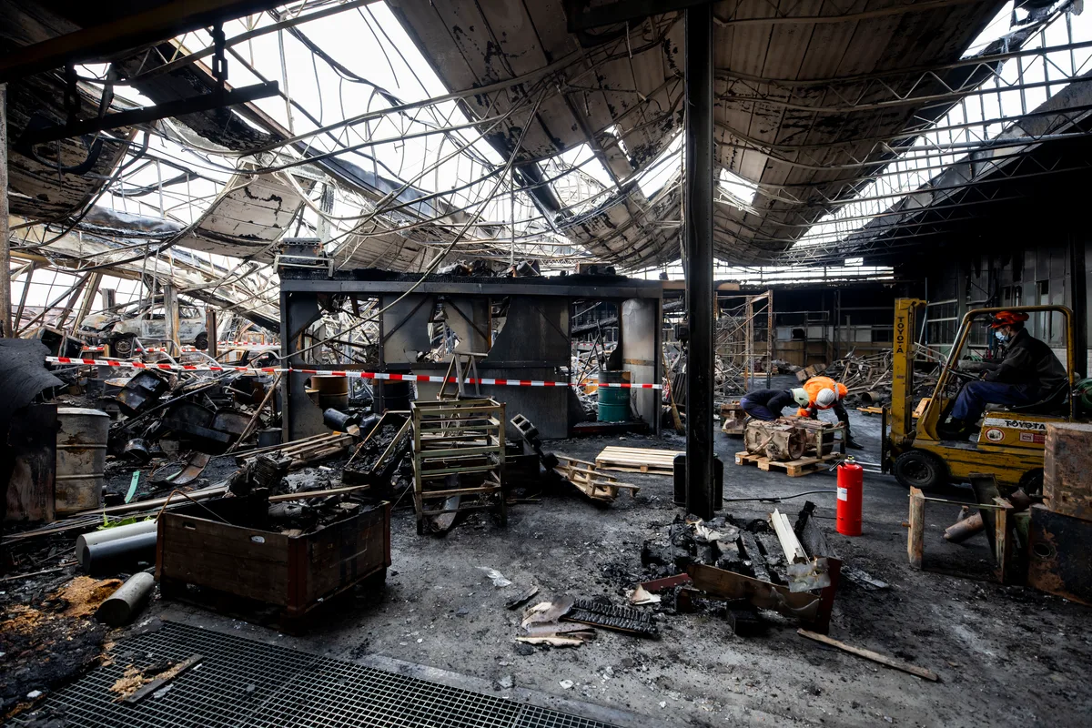 hinwil_08032021_buehrer_crm_7 Ein Grossbrand zerstörte beinahe ein komplettes Fabrikgebäude.