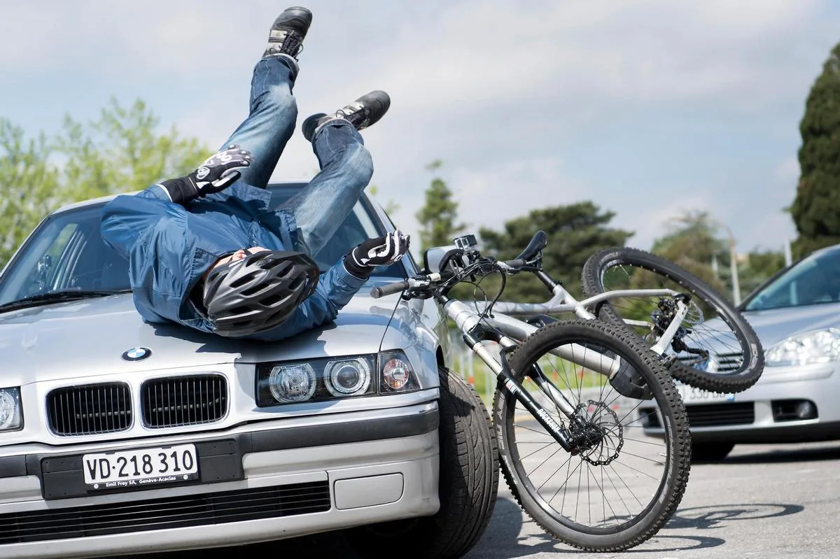 Ein gestellter Unfall zwischen einem E-Bike und einem Personenwagen. Hauptursache: Nichtbeherrschen des Fahrzeugs.