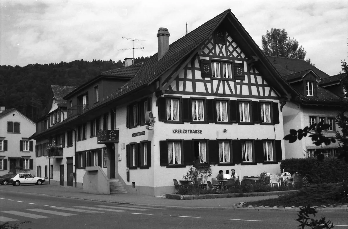 Die «Kreuzstrasse» in Turbenthal hat schon vieles miterlebt., Dieser Name fand 1908 erstmals Erwähnung., Zuvor stand «Stahel»&nbsp;an der Hauswand., Beim Gasthaus handelt es sich um ein ehemaliges Bauernhaus aus dem 18. Jahrhundert mit auffallendem Giebeldreieck., Daran befanden sich im Jahr 1999 gar Eiszapfen., Verkehrssicherheit in alten Zeiten.