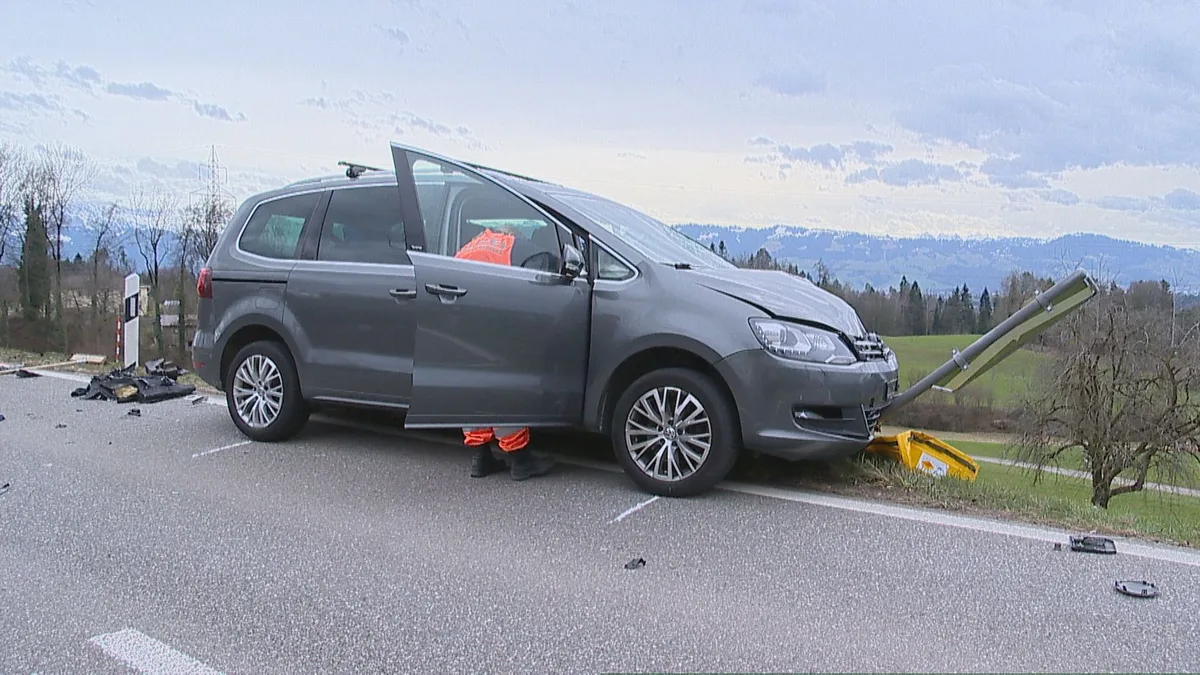 Ein Auto kollidierte am Donnerstagmittag frontal mit einem Motorrad., Wie es zu dem Unfall kam ist derzeit noch unklar., Der 23-jährige Töfflenker zog sich schwerste Verletzungen zu und wurde ins Spital geflogen. , Die Autolenkerin erlitt einen Schock und wurde zur Kontrolle ins Spital gebracht., Die Pilgerstegstrasse zwischen Dürnten und Walderstrasse blieb während drei Stunden gesperrt.