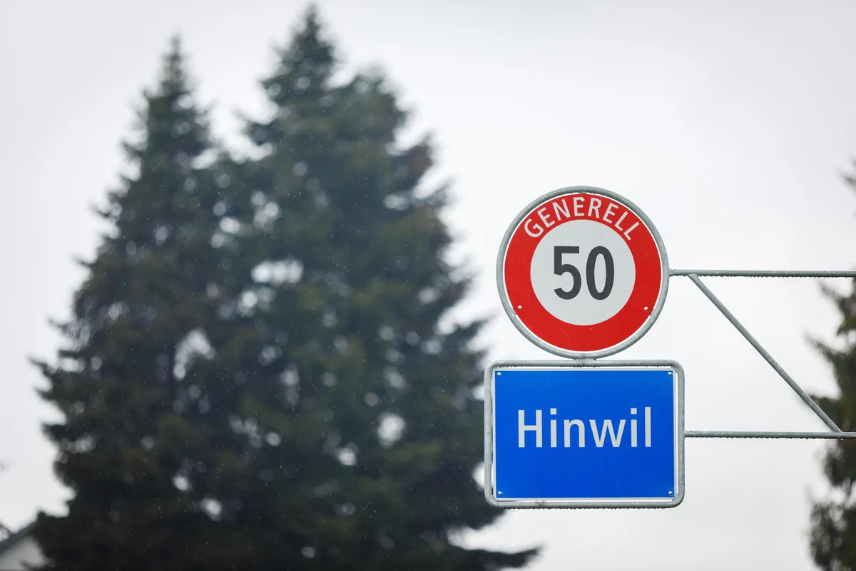 hinwil_schild_naz-4 Zwischen dem Hinwiler Bezirksrat und der Schule Hinwil kriselt es.
