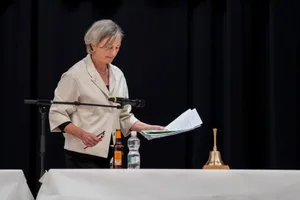 uster_11052020_gruster_crm_18 Die Ustermer Gemeindepräsidentin Karin Niedermann (SP) lässt vorerst keine Zuschauer während der Ratssitzung zu.
