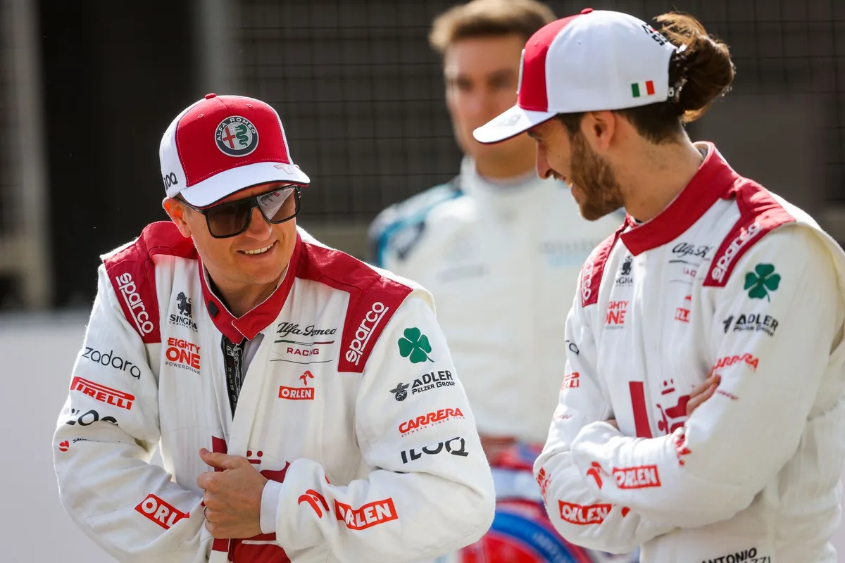 Gute Laune bei den Tests: Die Alfa-Piloten Kimi Räikkönen (links) und Antonio Giovinazzi., Räikkönen fuhr zum Abschluss am Sonntag im C41 166 Runden - mehr als alle anderen., Alles ruhig am Kommandostand: Die Test verliefen problemlos.