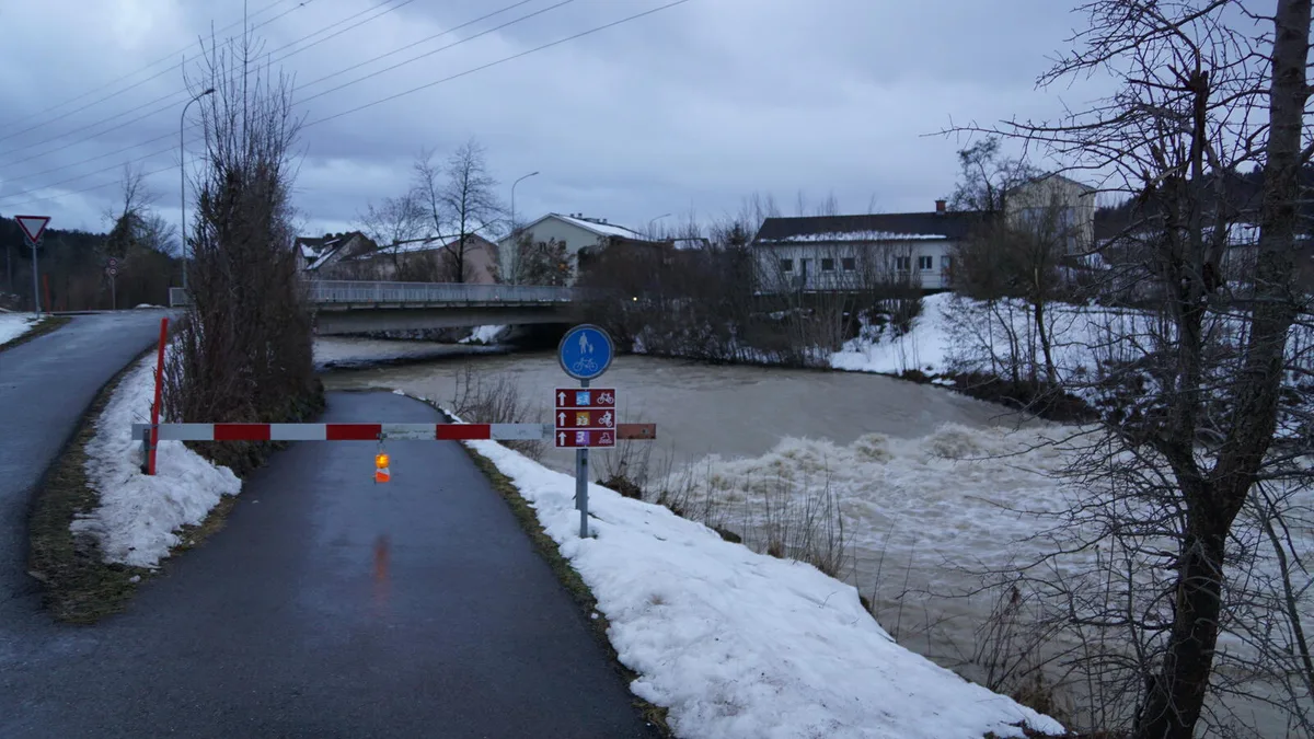 Bei der Tössbrücke in Wila sind Sofortmassnahmen notwendig. Der Radweg wird deshalb gesperrt.