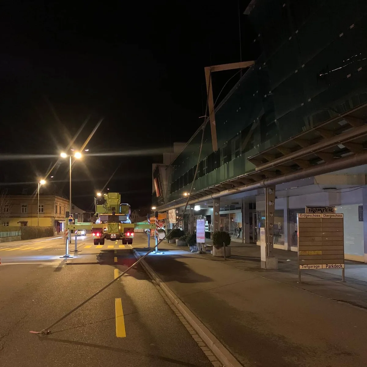Die Feuerwehr Wetzikon-Seegräben musste in der Nacht ausrücken., Dies, weil in Wetzikon ein Baugespann mitten auf die Strasse stürzte..