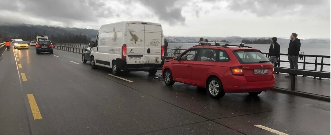 unfall_seedamm_rapperswil Auf dem Seedamm in Rapperswil kam es am Montagmorgen zu einem Unfall.