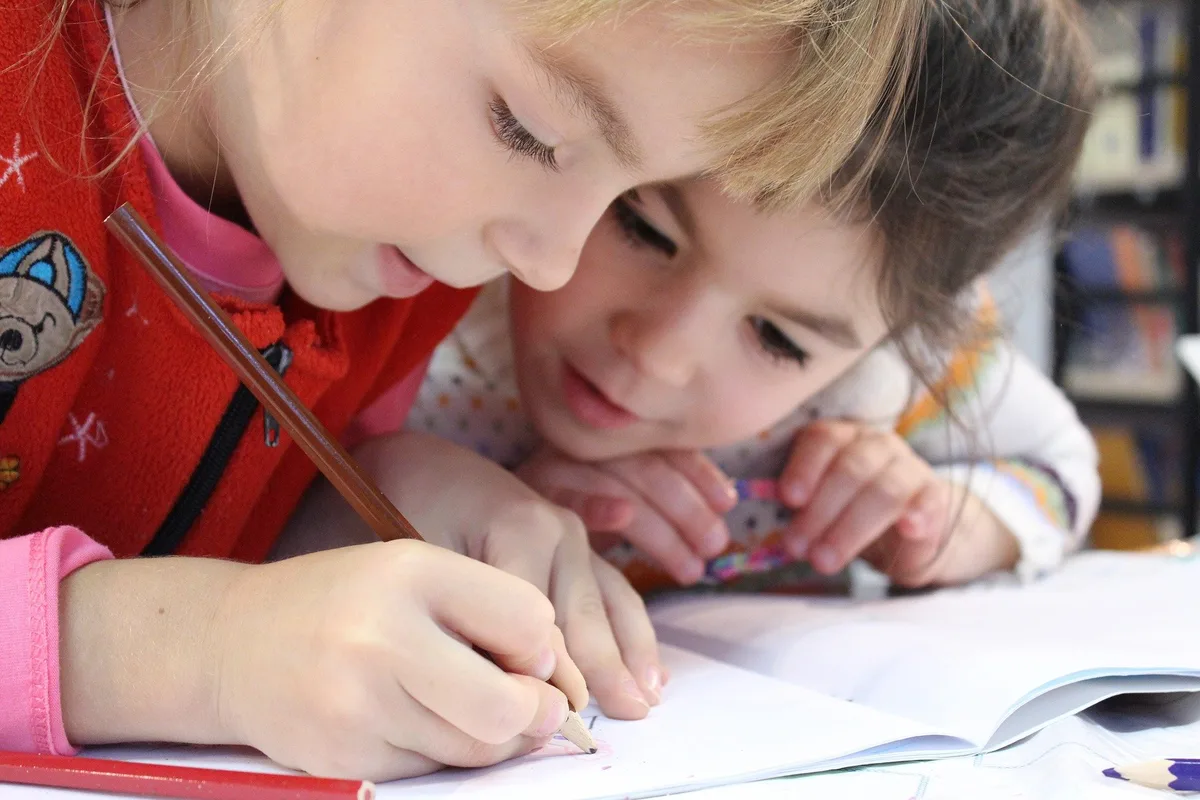 kids-1093758_1920 Die Gemeinde Maur rechnet damit, dass die Anzahl Schülerinnen und Schüler weiter zunimmt., Die Schulinfrastruktur muss in den nächsten Jahren saniert und ausgebaut werden.