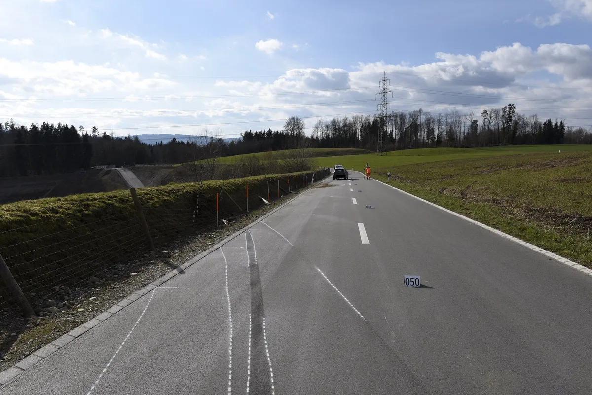 210320_aathal_seegraeben In einer Kurve verliert der Autofahrer die Kontrolle und kollidiert mit einem Zaun.
