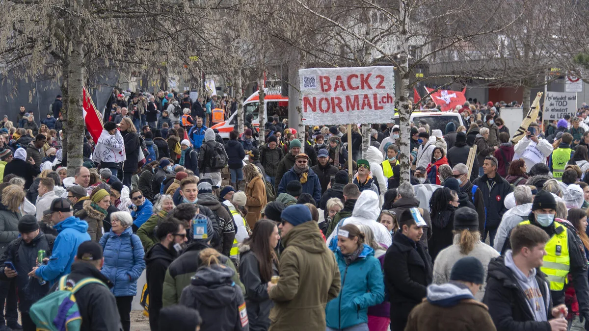 20210320161552870 Viele Menschen, wenig Masken: Die Demonstranten von Liestal wollen nach Rapperswil-Jona kommen.