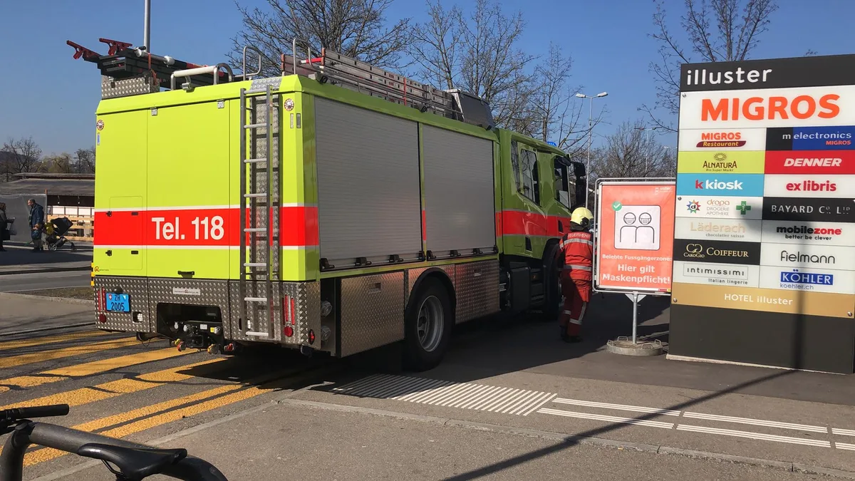a0454adc-83e9-40fc-aa19-b92a3bcee45b Zum Löscheinsatz kam es nicht, eine technische Installation war duchgeschmort., Mehrere Feuerwehrautos und viele Feuerwehrleute sind zum Illuster in Uster ausgerückt., Im Innern sind einige Geschäfte geschlossen, andere jedoch frei zugänglich., Während die einen Läden geschlossen blieben..., ...profitierten die anderen von einem plötzlichen Kundenansturm., Dieser Elektroverteiler im Untergeschoss schmorte durch und war der Grund des Einsatzes.