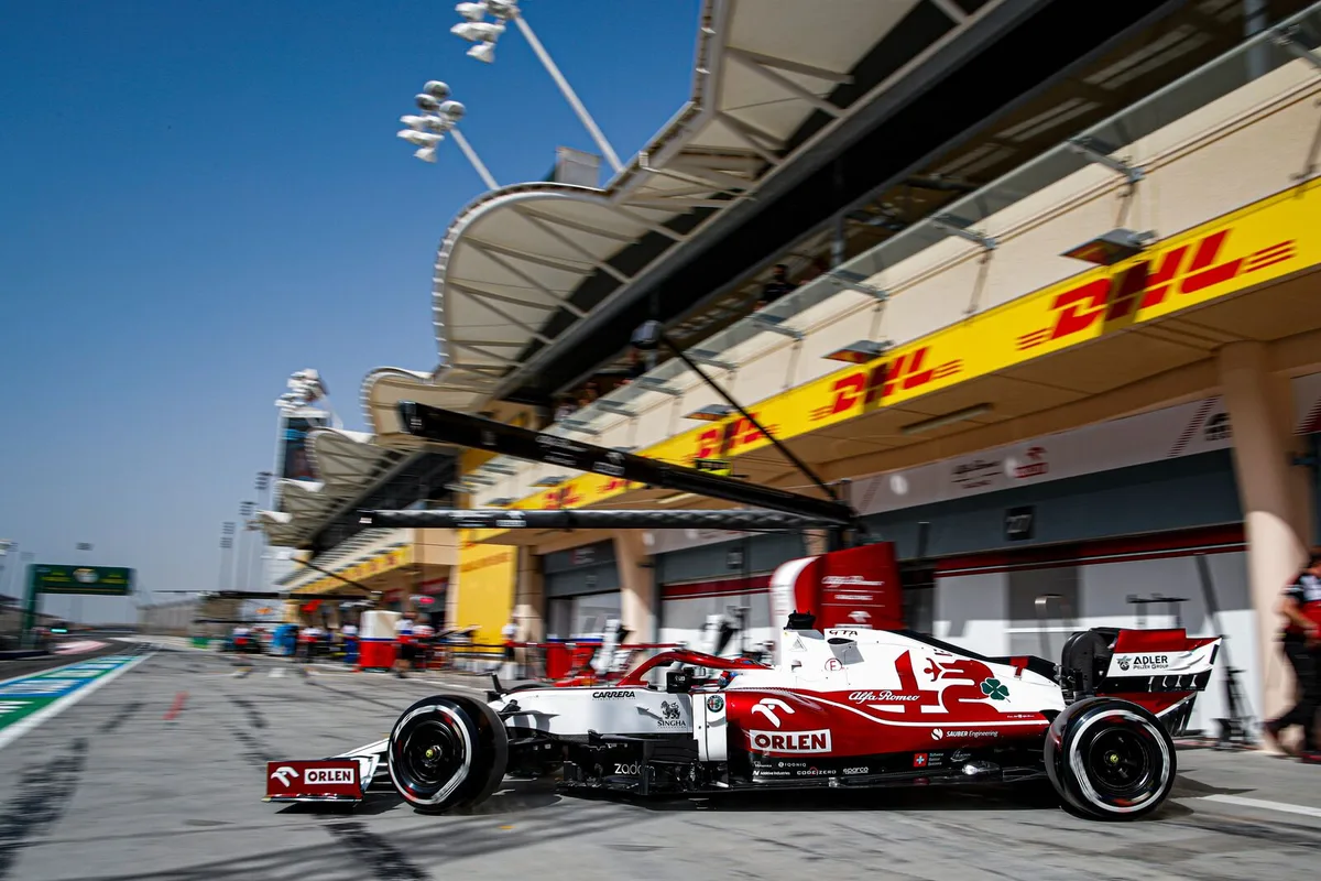 large-2021_bahrain_grand_prix_-_friday-2 Es geht wieder los: Kimi Räikkönen fährt in Bahrain aus der Alfa-Box.