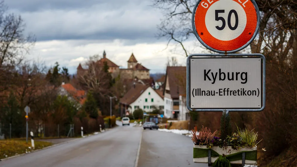 kyburg Auf der Kyburgstrasse ist am Sonntag eine Töfffahrerin verunfallt und hat sich dabei mittelschwere Verletzungen zugezogen.