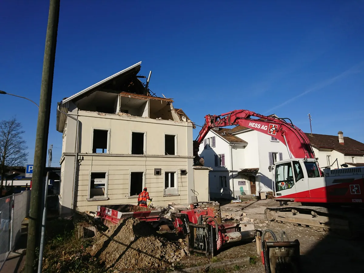 Die einstige Hinwiler Bahnhofsbeiz wird abgerissen., Nachdem das Gebäude im Innenbereich abgetragen wurde, geht es nun an die Aussenfassade