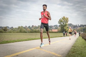 20201018_leichtathletik_belp_07590us Rund fünf Monate nach seinem letzten Rennen ist Simon Tesfay beim Marathon in Bern im Wettkampfmodus zurück.