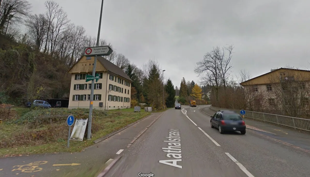 lausiges_google_maps_bild Das Trottoir auf der linken Seite soll verlängert werden und für Velofahrer und Fussgängerinnen eine Verbesserung bieten.