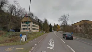 lausiges_google_maps_bild Das Trottoir auf der linken Seite soll verlängert werden und für Velofahrer und Fussgängerinnen eine Verbesserung bieten.
