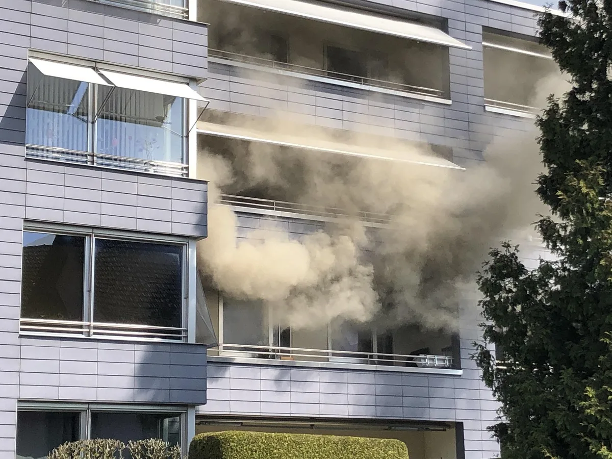 20210402_volketswil-1617377140006_2 Beim Brand in Volketswil entstand in der Wohnung erheblicher Sachschaden.
