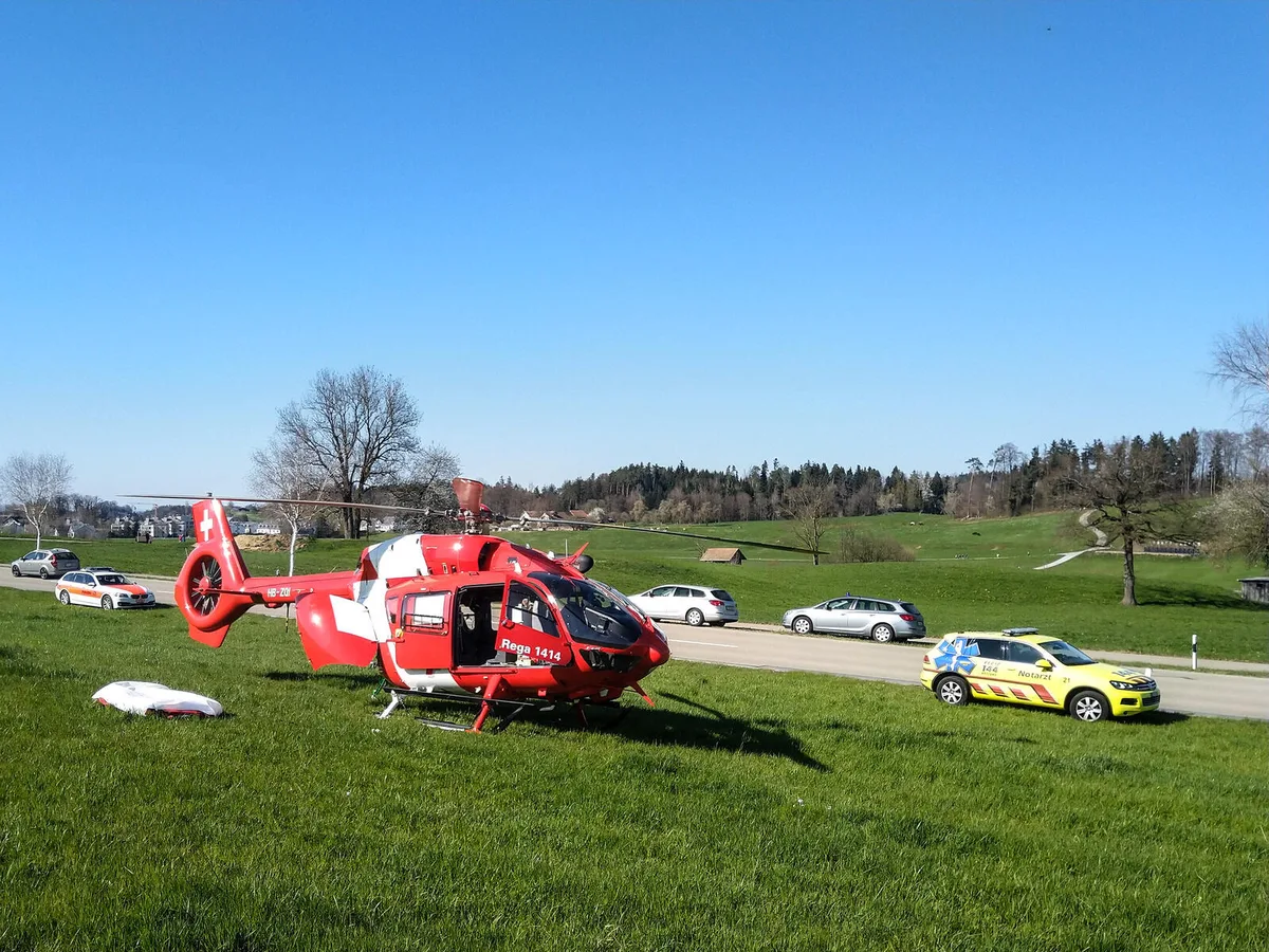 rega_einsatz_gossau Die Rega stand am Ostersonntag wegen eines schweren Gleitschirmunfalls in Gossau im Einsatz.