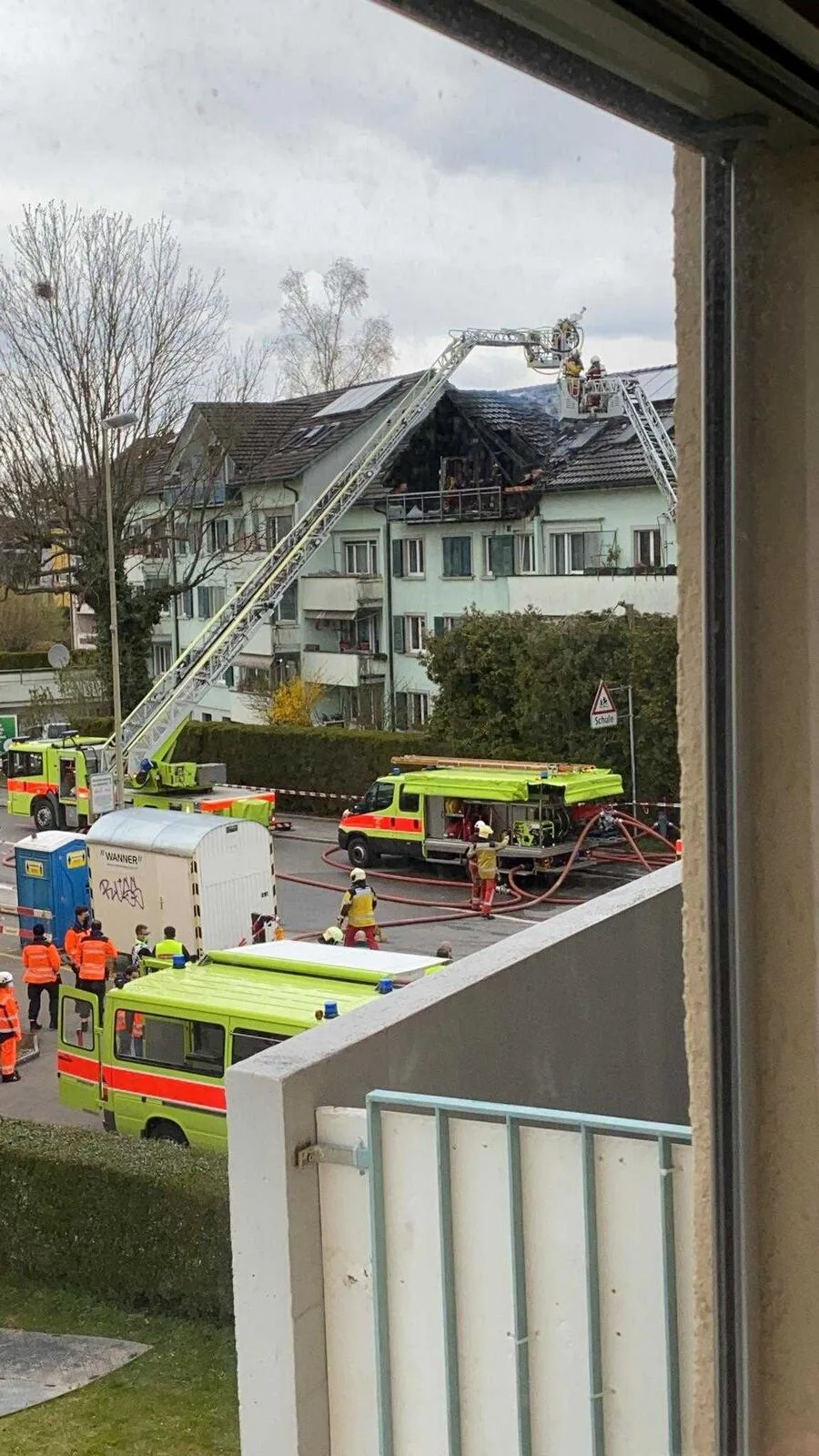 img-20210407-wa0000 In Schwerzenbach ist es am Mittwochnachmittag um 15.30 Uhr zu einem Dachbrand gekommen. Laut Polizei gab es keine Verletzten.