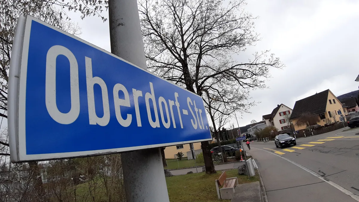 20210407_160111 Auf fast einem Kilometer keine Busverbindung: die Oberdorfstrasse im Bereich des Schwimmbads., Das Freibad ist 350 Meter von dieser Haltestelle entfernt.