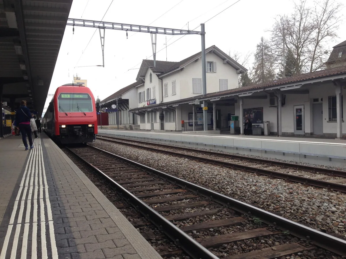 Am Bahnhof Pfäffikon war ein junger Mann überfallen worden. Jetzt ist die Täterin verurteilt.