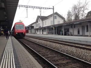50_bhf_pfaeffikon_martin_liebrich_6401 Am Bahnhof Pfäffikon war ein junger Mann überfallen worden. Jetzt ist die Täterin verurteilt.