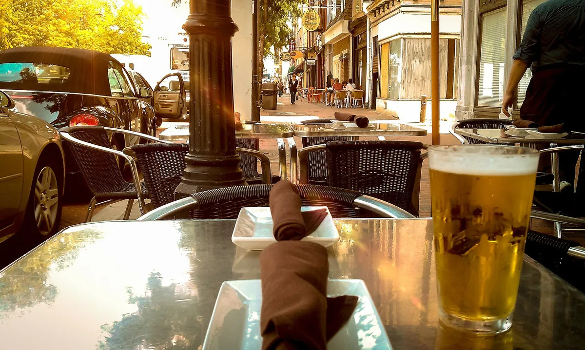 bar-50839_1920 Dass sie nur ein bestimmtes Zielpublikum empfangen dürfen, ist einigen Restaurantbetreibern aus der Region scheinbar egal.
