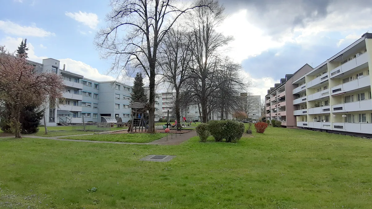 korr_20210413_174130 Viel Platz zum Verdichten: Wohnüberbauung im Birchlen-Quartier., Das ist die Entwicklung, wie sie die Planer vorsehen. , Die Mieten hier gehören zu den günstigsten in Dübendorf., Diese Häuser an der Birchlenstrasse werden demnächst modernen Wohnbauten weichen müssen. , Die meisten Wohnhäuser im Birchlen-Quartier wurden von mehr als einem halben Jahrhundert gebaut. , Dieses Wohnquartier im Bereich der Kriesbachstrasse ist für die «Transformation» vorgesehen., Früher stand hier am Rechweg ein Einfamilienhaus., Alte Häuser mit Bauvisieren: ein gewohntes Bild im Flugfeld-Quartier., Bereit für den Einzug: Dieses Gebäude an der Oskar Bider-Strasse wurde eben fertiggestellt.