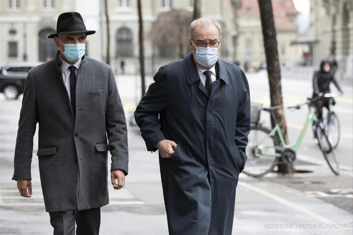 Bundespräsident Guy Parmelin und Bundesrat Alain Berset auf dem Weg zu einer Medienkonferenz. Foto: Peter Klaunzer (Keystone)