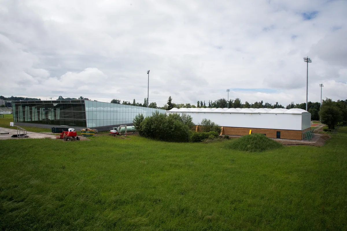 uster_21062016_provisorische3fachturnhalle_sbo_12 Die temporäre Turnhalle im Buchholz ist für Uster ein finanzielles Desaster, das sich in der Jahresrechnung 2020 niederschlägt., Unvorhergesehen kann die Halle heute dennoch vorübergehend genutzt werden. Heute ist sie das Ustermer Impfzentrum.