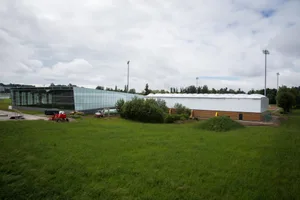 uster_21062016_provisorische3fachturnhalle_sbo_12 Die temporäre Turnhalle im Buchholz ist für Uster ein finanzielles Desaster, das sich in der Jahresrechnung 2020 niederschlägt., Unvorhergesehen kann die Halle heute dennoch vorübergehend genutzt werden. Heute ist sie das Ustermer Impfzentrum.