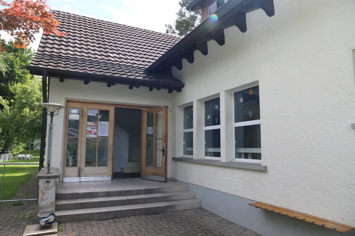 2s6a2576 Drei Mitarbeiterinnen der Schule wurden im Kidzclub Mönchaltorf positiv auf Covid-19 getestet., Nun müssen sich Kinder und Mitarbeiter einem Massentest unterziehen. (Bild: Massentest in Russikon)