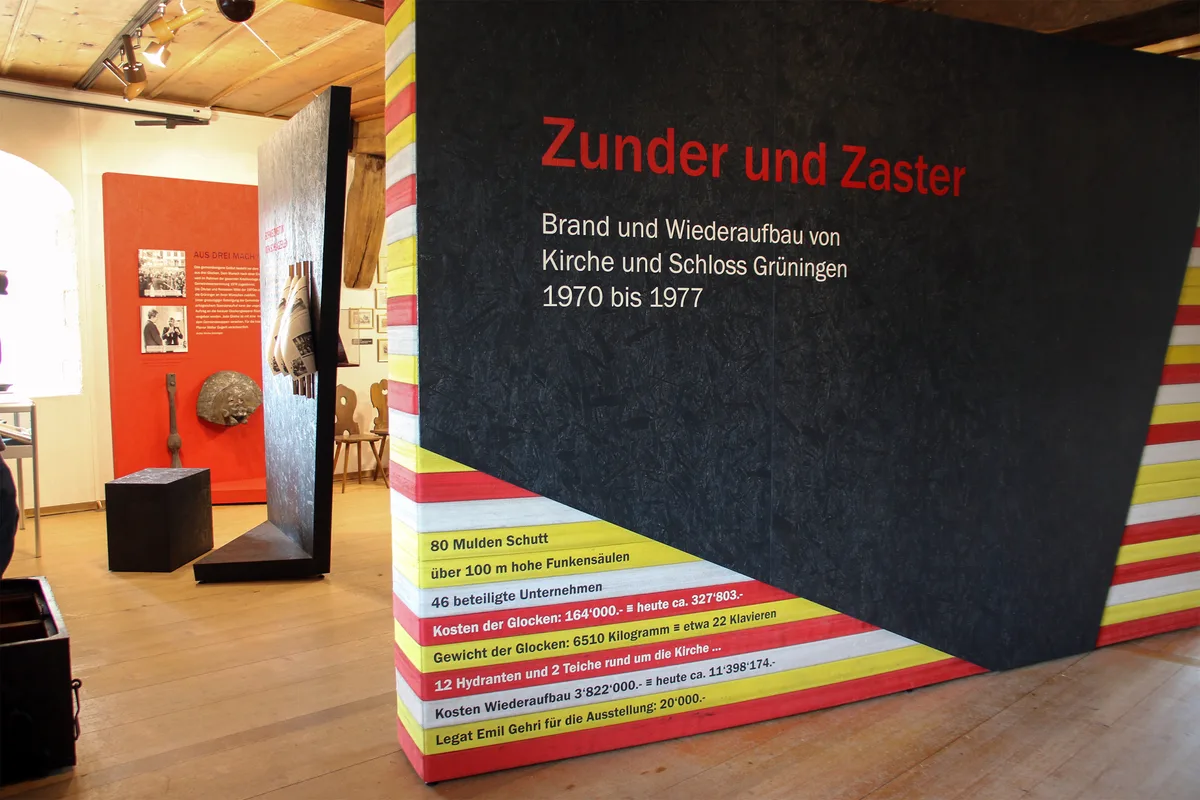 hsg_zunder_u_zaster_aufbau_10042021_2 Mit einem modernen Ausstellungsdesign will das Schlossmuseum Grüningen Besucher anlocken., Zwei Jahre lang wird die Sonderausstellung im Schlossmuseum Grüningen gezeigt., Zeitzeugen erzählen, wie sie das tragische Ereignis erlebt haben., Geschützt durch diese Helme haben die Feuerwehrmänner damals die Flammen bekämpft.