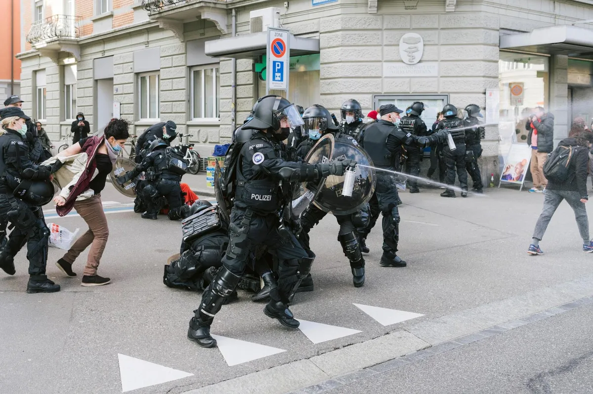bhxgobd2qg4bxegnuqmhjj Tumultartige Szenen und Verhaftungen bei der unbewilligten Frauendemo am 6. März in Zürich.