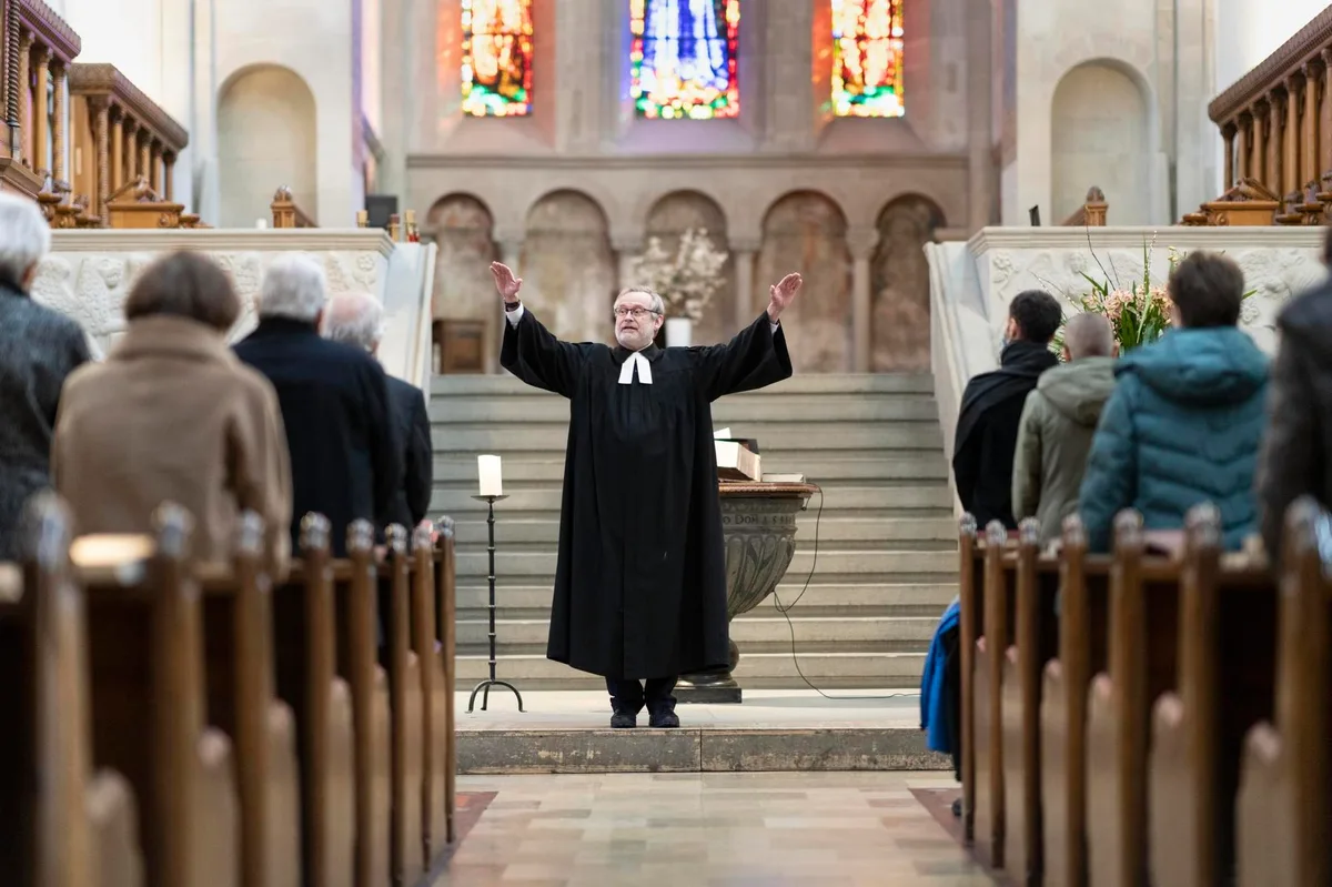 ceeaxifnkpob6kzeuoh2ju Singen ist wieder erlaubt, die Maskenpflicht bleibt aber: Gottesdienst im Zürcher Grossmünster.