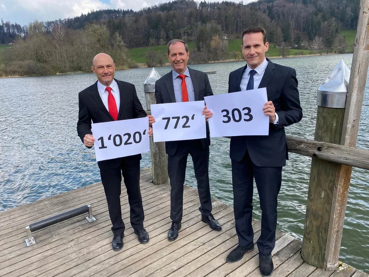 foto-1-mrd-bilanzsumme Kurt Stebler, Ruedi Bleichenbacher und Daniel Fischer (von links) freuen sich über die positive Entwicklung der Bank.